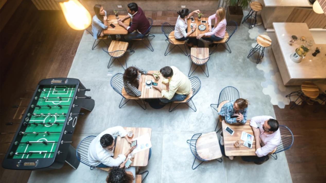 Étudiants internationaux participant à une session de séminaire en ligne interactive